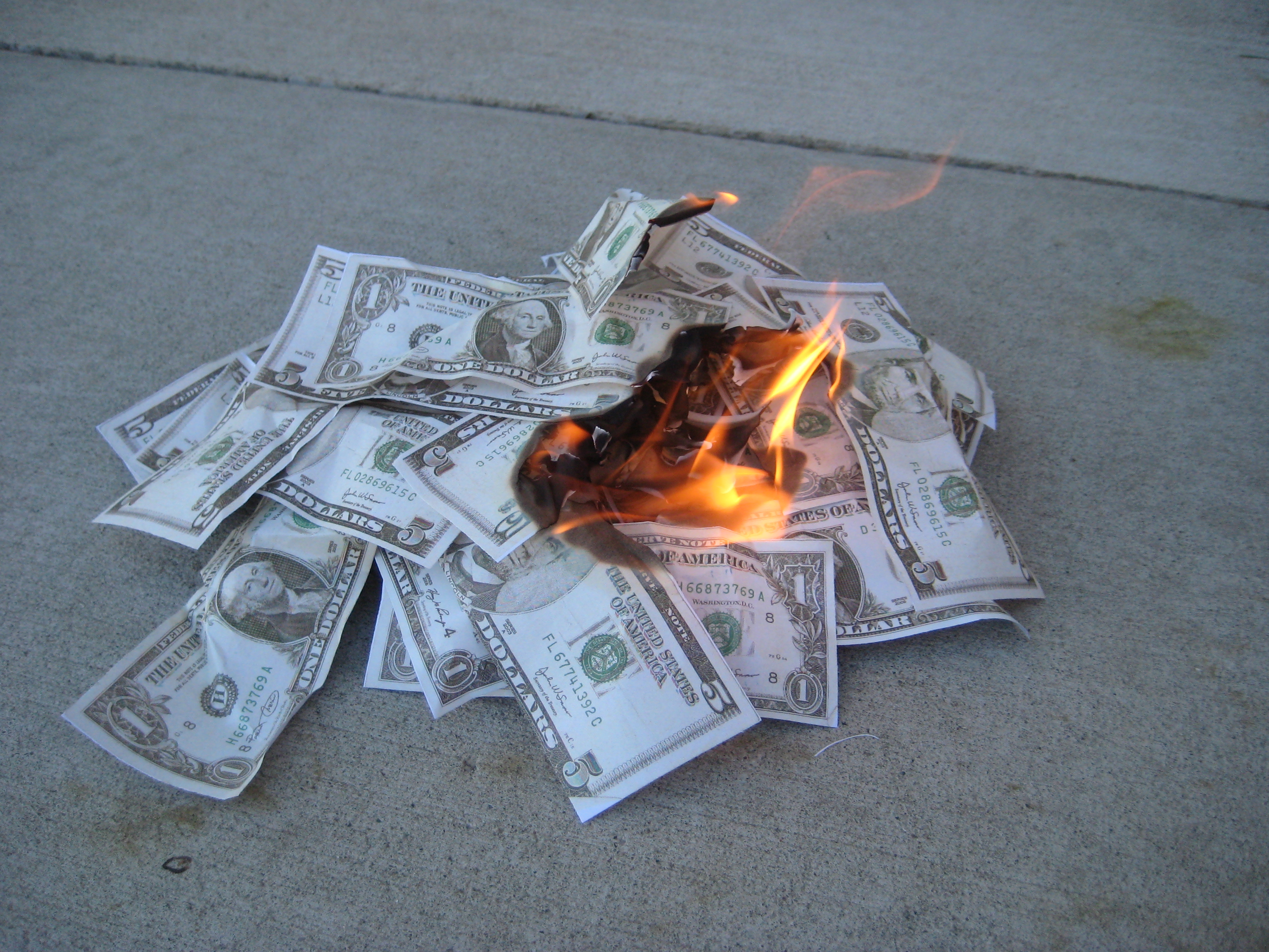 Сжигание денег. Горящие деньги. Сжигает деньги. Деньги горят.